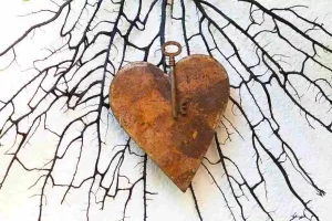 Un cuore con una chiave per definire la differenza fra innamorarsi e amare